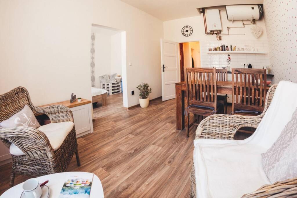 Stylovy Apartman V Centru Nachoda Exterior photo